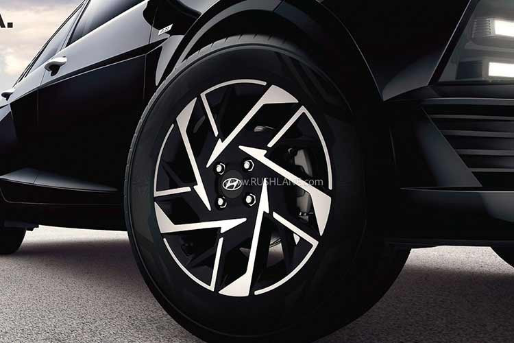 Hyundai cho biết Accent vẫn là mẫu sedan rộng nhất phân khúc nhờ chiều dài cơ sở lớn nhất, ở mức 2.670 mm. Những kích thước còn lại của xe cũng không thay đổi với chiều dài x rộng lần lượt 4.565 x 1.765 mm.