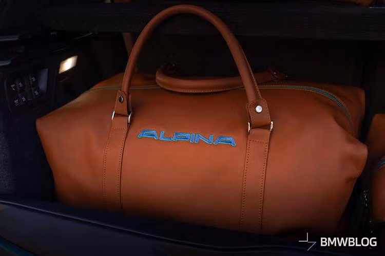 BMW Alpina XB7 2026 sử dụng hệ thống treo khí nén hai trục với bộ giảm chấn và hệ thống điều chỉnh động học đặc trưng của Alpina, cho phép điều chỉnh chiều cao xe lên đến 3,2 inch. Ở tốc độ thấp, dưới 20 mph, chiếc SUV có thể tăng thêm 1,6 inch khoảng sáng gầm, trong khi ở chế độ Sport+, xe có thể hạ thấp gầm thêm 0,8 inch ở tốc độ trên 155 mph.