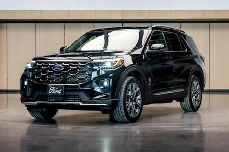 Chiếc xe Ford Explorer độc nhất vô nhị này là món quà cá nhân từ CEO Ford Jim Farley tới Giáo hoàng Leo XIV. Điểm đặc biệt là Ford hiện không sản xuất phiên bản hybrid cho Explorer Platinum, vì vậy hệ truyền động hybrid V6 3.3L trên chiếc Explorer này được lấy từ mẫu Police Interceptor Utility.