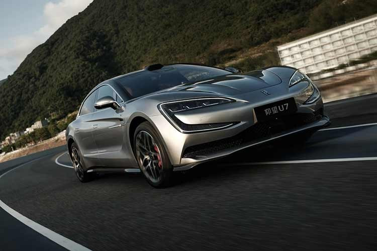 Thương hiệu xe sang cao cấp Yangwang của BYD đã chính thức ra mắt mẫu sedan thuần điện mới mang tên U7. Tại thị trường Trung Quốc, mẫu xe này có 5 phiên bản và giá bán từ 658.000-888.000 Nhân dân tệ (khoảng 2,3-3,1 tỷ đồng). Điểm nhấn đáng chú ý của Yangwang U7 là phạm vi di chuyển dài và khả năng sạc siêu nhanh nhờ tích hợp pin Blade thế hệ thứ hai của BYD.