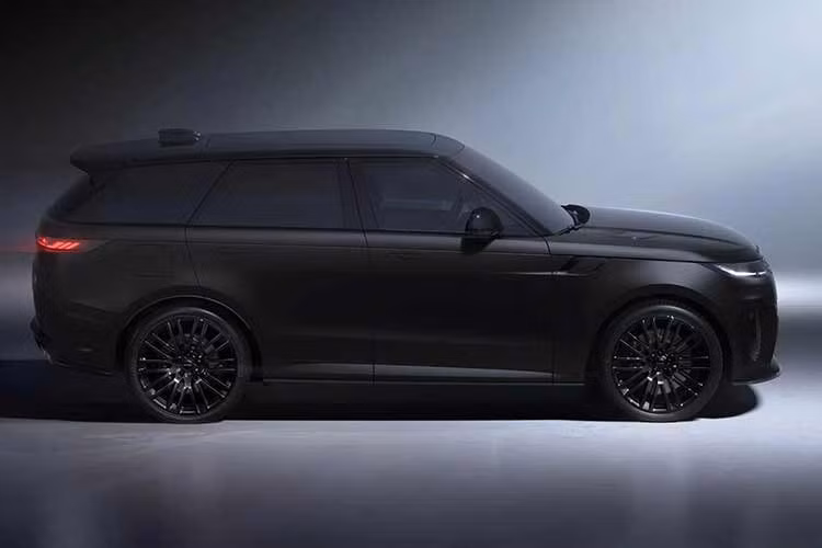 Mẫu SUV này có thể tăng tốc từ 0-96 km/h trong 3,7 giây và đạt tốc độ tối đa 290 km/h. Xe cũng được trang bị hệ thống treo 6D Dynamics, sử dụng cơ cấu thủy lực liên kết để giảm hiện tượng lắc thân xe, chúi đầu và nghiêng khi vận hành.