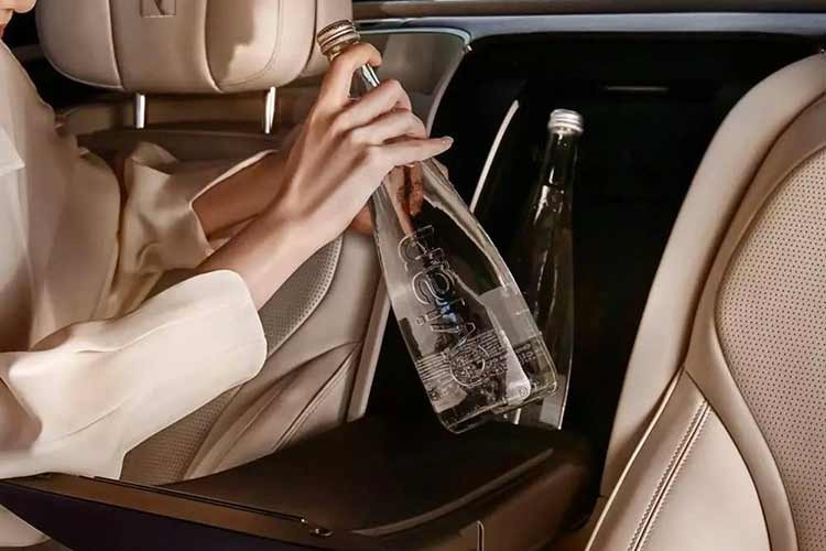 Tất cả ghế ngồi của mẫu xe này đều được bọc da Nappa cao cấp, ghế trước hỗ trợ chỉnh điện tới 20 hướng, bao gồm hỗ trợ thắt lưng, thông gió, sưởi và chức năng massage đá nóng. Phiên bản Flagship 4 chỗ còn nâng cao trải nghiệm cho hành khách phía sau với 2 ghế thương gia độc lập...