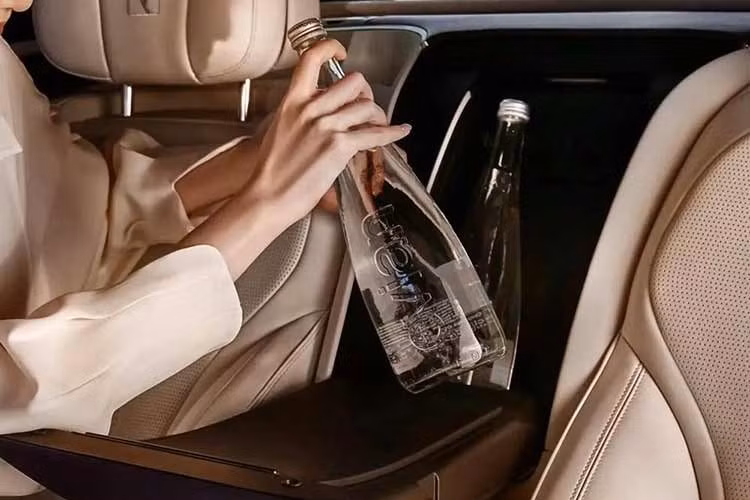 Tất cả ghế ngồi của mẫu xe này đều được bọc da Nappa cao cấp, ghế trước hỗ trợ chỉnh điện tới 20 hướng, bao gồm hỗ trợ thắt lưng, thông gió, sưởi và chức năng massage đá nóng. Phiên bản Flagship 4 chỗ còn nâng cao trải nghiệm cho hành khách phía sau với 2 ghế thương gia độc lập...