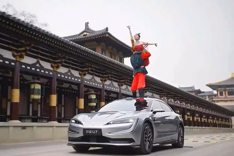 Chưa hết, Yangwang U7 2026 còn được trang bị hệ thống lái thông minh “God’s Eye A” (DiPilot 600). Hệ thống hỗ trợ dẫn đường này hoạt động không phụ thuộc vào bản đồ với độ chính xác cao.