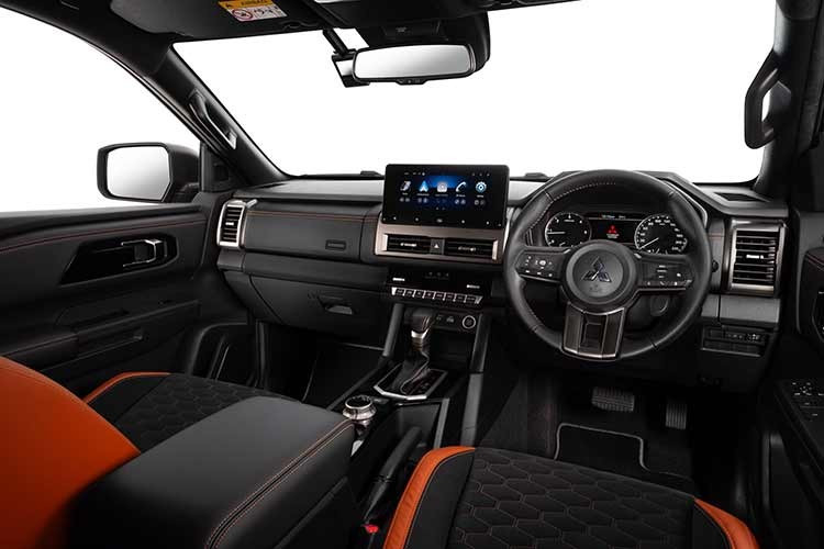 Triton Athlete Championship Edition được trang bị bộ tem thân xe đặc trưng cùng lốp địa hình all-terrain, giúp tăng vẻ hầm hố đồng thời cải thiện khả năng vận hành trên nhiều loại địa hình khác nhau.