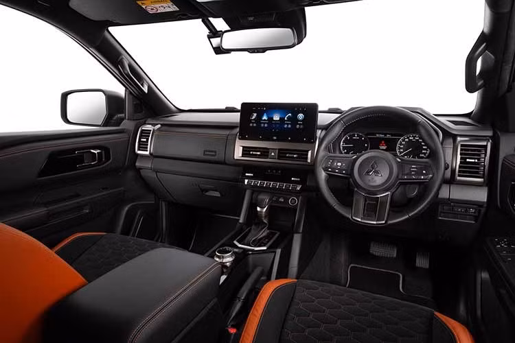 Triton Athlete Championship Edition được trang bị bộ tem thân xe đặc trưng cùng lốp địa hình all-terrain, giúp tăng vẻ hầm hố đồng thời cải thiện khả năng vận hành trên nhiều loại địa hình khác nhau.