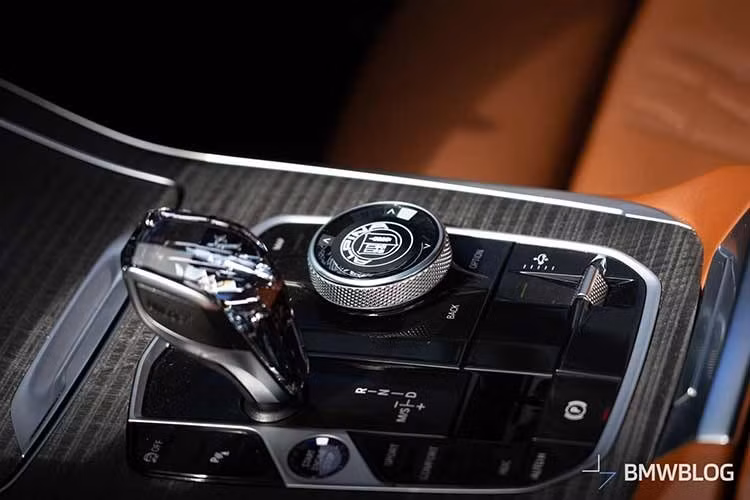 Những trang bị đủ để giúp xe tăng tốc từ 0 đến 60 mph chỉ trong 3,9 giây. Hộp số tự động Alpina Switch-Tronic tám cấp với lẫy chuyển số gắn trên cột lái, được mạ đen, truyền sức mạnh xuống mặt đường thông qua hệ dẫn động bốn bánh.