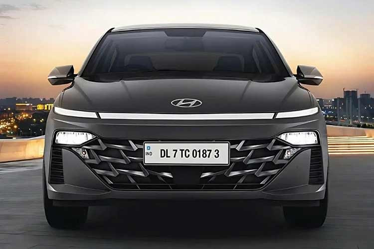 Điểm nhấn đầu tiên của Hyundai Accent 2026 nằm ở thiết kế ngoại thất nâng cấp. Theo đó, Hyundai đã bổ sung một số cập nhật về thiết kế để mang lại diện mạo hiện đại hơn cho xe. Phiên bản nâng cấp nay sở hữu lưới tản nhiệt mạ crôm màu tối, đèn pha LED Projector kép cùng cản trước/sau được thiết kế lại.