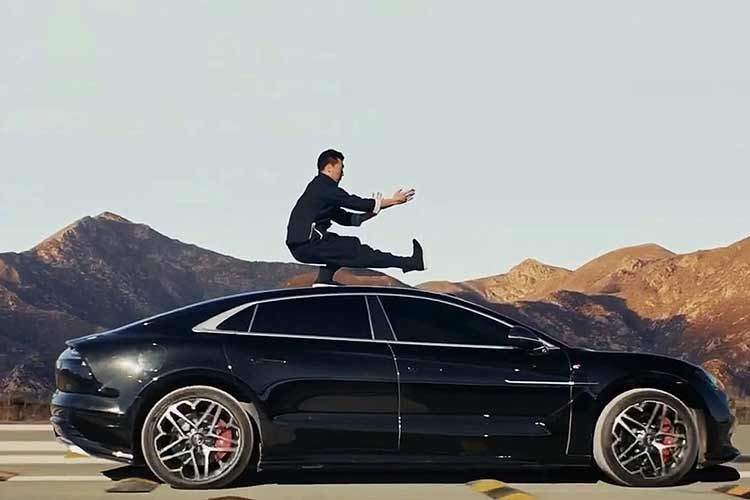 Nền tảng cho khả năng vận hành và an toàn của U7 là kiến trúc 4 mô-tơ e⁴ (Yi Si Fang). Hệ thống này được bổ trợ bởi hệ thống đánh lái bánh sau thông minh hai chiều 20 độ cùng công nghệ e⁴ Agile Steering, mang lại bán kính quay đầu chỉ 4,85 m. Xe cũng được trang bị chức năng Tank Turn nâng cấp, cho phép quay đầu nhanh trong không gian hẹp trong 15 giây, cùng các tính năng đi ngang Crab Walk và hỗ trợ đỗ xe e⁴.