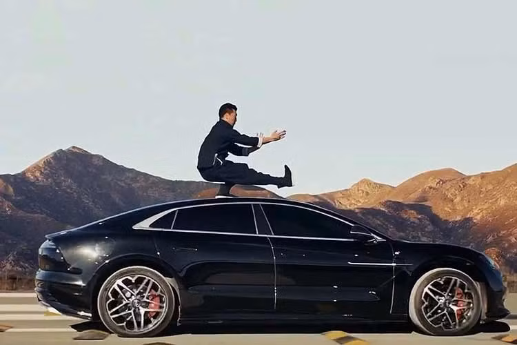 Nền tảng cho khả năng vận hành và an toàn của U7 là kiến trúc 4 mô-tơ e⁴ (Yi Si Fang). Hệ thống này được bổ trợ bởi hệ thống đánh lái bánh sau thông minh hai chiều 20 độ cùng công nghệ e⁴ Agile Steering, mang lại bán kính quay đầu chỉ 4,85 m. Xe cũng được trang bị chức năng Tank Turn nâng cấp, cho phép quay đầu nhanh trong không gian hẹp trong 15 giây, cùng các tính năng đi ngang Crab Walk và hỗ trợ đỗ xe e⁴.