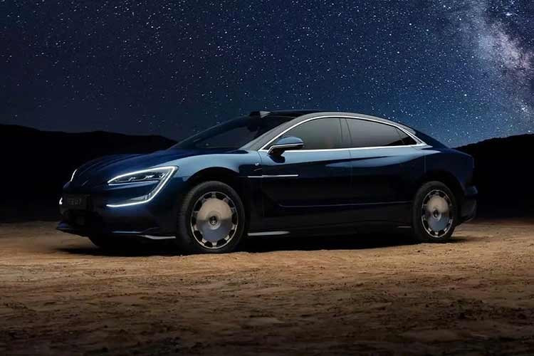 Bên cạnh đó là hệ thống treo DiSus-Z, thay thế loại giảm chấn thủy lực truyền thống bằng mô-tơ từ trường. Khi hoạt động cùng hệ thống e⁴, DiSus-Z cung cấp hàng loạt tính năng như dự đoán điều kiện mặt đường, thu hồi năng lượng động học theo phương thẳng đứng của hệ thống treo, ổn định khi va chạm bên ở tốc độ cao, ổn định khi nổ lốp ở tốc độ cao, hạn chế chúi đầu khi tăng tốc hoặc phanh gấp, ổn định khi xe bị bật lên, hỗ trợ leo vỉa, nâng một bên thân xe để tránh va chạm và tránh chướng ngại khẩn cấp.