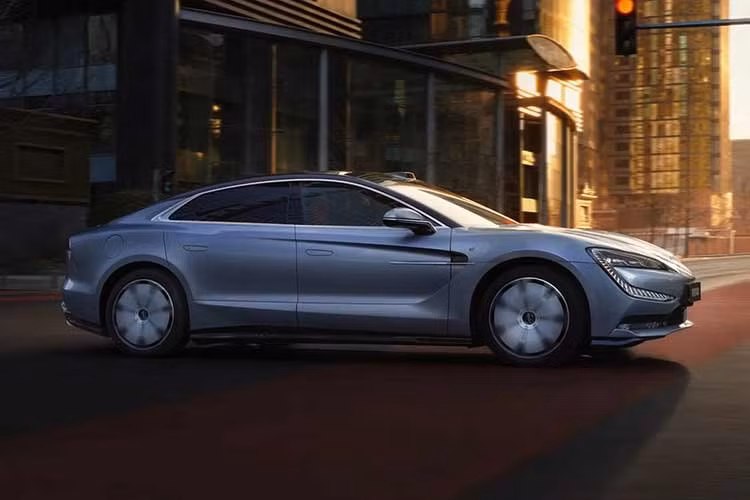 Khi mua Yangwang U7 2026, khách hàng Trung Quốc có thể chọn cả phiên bản thuần điện (EV) và hybrid cắm sạc (PHEV). Trong đó, phiên bản thuần điện có kích thước dài x rộng x cao lần lượt 5.265 x 1.998 x 1.517 mm và chiều dài cơ sở 3.160 mm. Phiên bản PHEV lớn hơn đôi chút với các con số tương ứng là 5.360 x 2.000 x 1.515 mm và chiều dài cơ sở 3.200 mm.