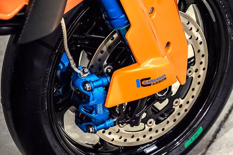 Không chỉ dừng lại ở việc trưng bày, BMW Motorrad còn khẳng định DNA thể thao của mình khi để đại sứ thương hiệu Nate Kern trực tiếp điều khiển chiếc R 1300 R Superhooligan tham gia tranh tài tại giải Mission Foods Super Hooligan trong khuôn khổ sự kiện MotoAmerica Daytona 200.