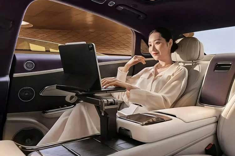 Yangwang U7 2026 được trang bị màn hình điều khiển giải trí tích hợp trên bệ tì tay trung tâm, chế độ Comfort một chạm cho phép ngả sâu, đi kèm gác chân, gối đầu và bệ đỡ chân chỉnh điện. Bên cạnh đó là hệ thống âm thanh Dynaudio cao cấp với 23 loa.