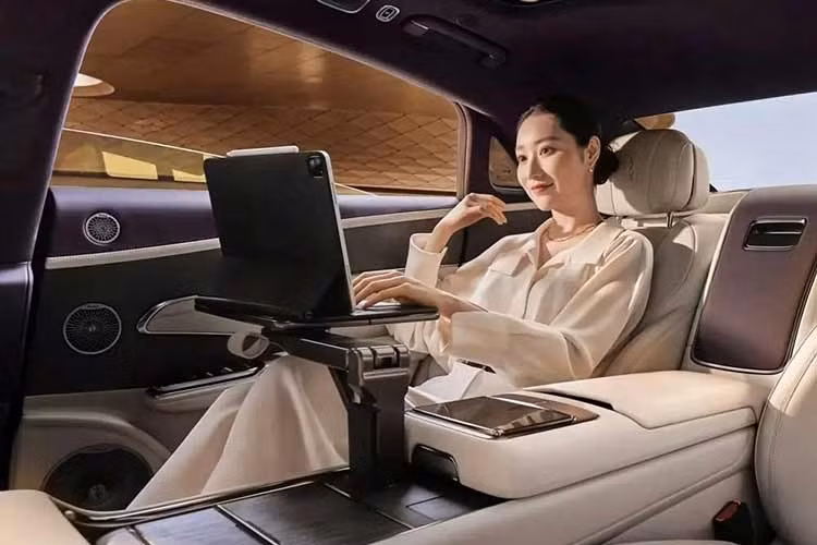 Yangwang U7 2026 được trang bị màn hình điều khiển giải trí tích hợp trên bệ tì tay trung tâm, chế độ Comfort một chạm cho phép ngả sâu, đi kèm gác chân, gối đầu và bệ đỡ chân chỉnh điện. Bên cạnh đó là hệ thống âm thanh Dynaudio cao cấp với 23 loa.