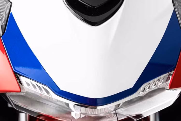 Honda SH Special Edition HRC 2026 được sản xuất giới hạn 500 chiếc, bao gồm 250 xe bản 125i và 250 xe bản 150i. Phiên bản dự kiến đưa về Việt Nam là SH150i. Mỗi chiếc xe trong series này đều được đánh số thứ tự từ 1 đến 500 nhằm đánh dấu tính chất phiên bản giới hạn.