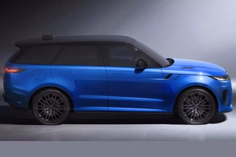 Điểm nhấn chính của phiên bản Ultimate Edition là màu sơn ngoại thất xanh Velocity Blue Gloss lần đầu xuất hiện trên dòng xe Range Rover Sport SV thế hệ hiện tại. Đây là sự gợi nhớ rõ ràng đến mẫu Range Rover Sport SVR trước đây.