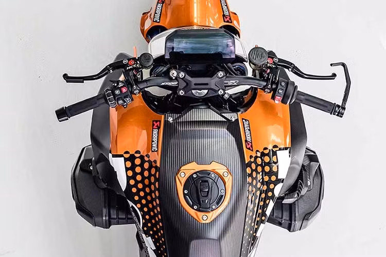 R 1300 R Superhooligan sử dụng nền tảng động cơ boxer-twin 1.300cc hoàn toàn mới của BMW. Khối động cơ này sản sinh công suất khoảng 145 mã lực cùng mô-men xoắn cực đại 149 Nm, mang lại khả năng tăng tốc mạnh mẽ đặc trưng của dòng roadster hiệu suất cao.