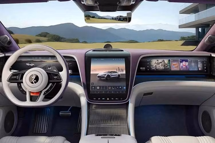 Bên trong xe, Yangwang U7 2026 sử dụng thiết kế mặt táp-lô đối xứng. Xe được trang bị màn hình cảm ứng trung tâm cỡ lớn đặt dọc, kết hợp bảng đồng hồ kỹ thuật số LCD và màn hình giải trí dành riêng cho hành khách phía trước. Khách hàng có thể lựa chọn cấu hình nội thất 4 chỗ hoặc 5 chỗ.