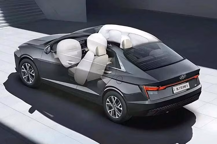 Tổng cộng, Hyundai Accent mới hiện cung cấp hơn 75 tính năng an toàn nhằm tăng cường bảo vệ hành khách và nâng cao sự tự tin khi lái xe. Tại thị trường Ấn Độ, xe sử dụng 2 tùy chọn động cơ gồm, đầu tiên là máy xăng 4 xi-lanh, hút khí tự nhiên, dung tích 1.5L, kết hợp với hộp số sàn 6 cấp hoặc hộp số tự động IVT. Thứ hai là động cơ xăng 4 xi-lanh, tăng áp, dung tích 1.5L, có thể đi kèm hộp số sàn 6 cấp hoặc hộp số tự động ly hợp kép 7 cấp (DCT).