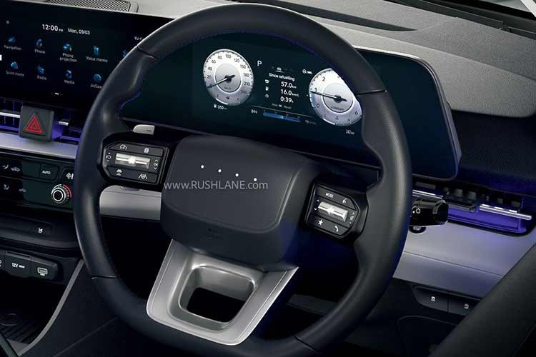 Hệ thống giải trí hỗ trợ công nghệ kết nối Hyundai Bluelink với hơn 70 tính năng và hơn 350 lệnh điều khiển bằng giọng nói. Các trang bị nội thất đáng chú ý khác gồm 2 màn hình 10,25 inch phục vụ hệ thống giải trí và bảng đồng hồ kỹ thuật số, rèm che nắng cửa kính sau, cốp điện thông minh, khoang hành lý dung tích 528 lít, sạc điện thoại không dây, hệ thống đèn nội thất,...