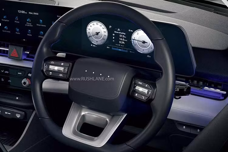 Hệ thống giải trí hỗ trợ công nghệ kết nối Hyundai Bluelink với hơn 70 tính năng và hơn 350 lệnh điều khiển bằng giọng nói. Các trang bị nội thất đáng chú ý khác gồm 2 màn hình 10,25 inch phục vụ hệ thống giải trí và bảng đồng hồ kỹ thuật số, rèm che nắng cửa kính sau, cốp điện thông minh, khoang hành lý dung tích 528 lít, sạc điện thoại không dây, hệ thống đèn nội thất,...