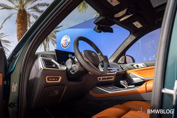 Huy hiệu XB7 Manufaktur độc đáo ở phía sau đánh dấu đây là phiên bản đặc biệt, trong khi bộ tem Alpina Deco-Set màu đen chạy dọc toàn bộ chiều dài xe. Logo Manufaktur được khắc laser trên mỗi cột B. Ghế ngồi, bảng điều khiển và tấm ốp cửa sẽ được bọc bằng da Merino nguyên chất Tartufo, với các bề mặt được hoàn thiện bằng gỗ óc chó Alpina màu đen tự nhiên.