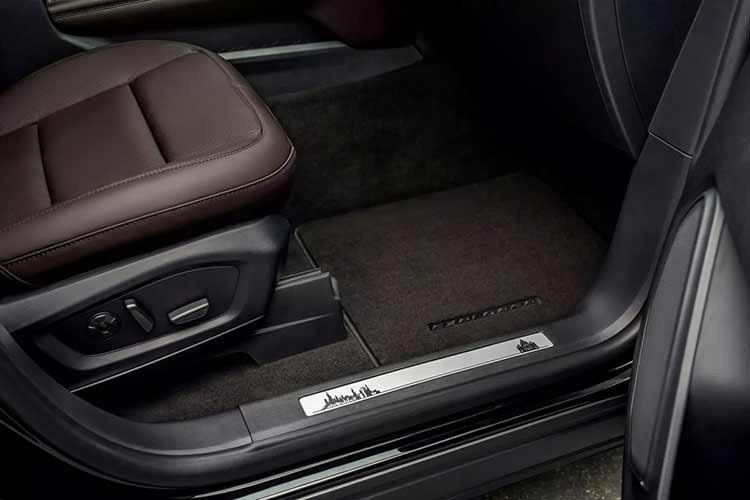 Theo CEO Jim Farley, Giáo hoàng đã lái thử chiếc SUV trong một quãng ngắn và “rất thích những chi tiết cá nhân hóa”. Ông cũng bày tỏ niềm tự hào về quê hương Chicago và ban phép lành cho một số tràng hạt để gửi tặng nhân viên Ford.