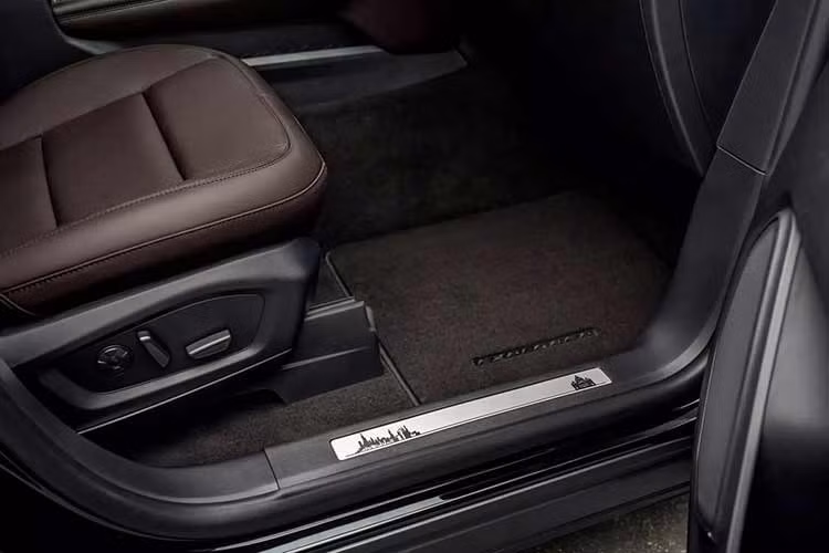 Theo CEO Jim Farley, Giáo hoàng đã lái thử chiếc SUV trong một quãng ngắn và “rất thích những chi tiết cá nhân hóa”. Ông cũng bày tỏ niềm tự hào về quê hương Chicago và ban phép lành cho một số tràng hạt để gửi tặng nhân viên Ford.