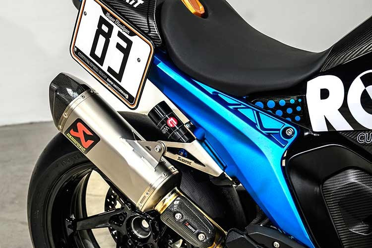 Sự kiện ra mắt lần này cũng là dịp hiếm hoi người hâm mộ được chứng kiến hai thế hệ xe đứng cạnh nhau: chiếc R 1300 R Superhooligan hiện đại và nguyên mẫu R 90 S được mượn từ bảo tàng BMW Group Classic.