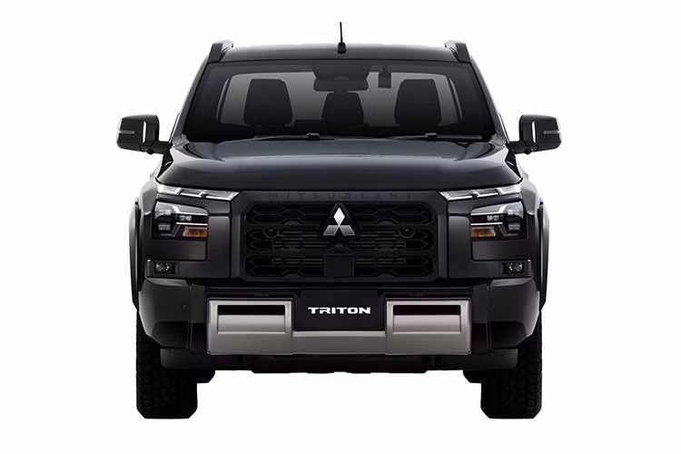 Phiên bản Athlete Championship Edition chỉ có duy nhất màu sơn ngoại thất Jet Black Mica và sử dụng động cơ turbodiesel Hyperpower 4N16 dung tích 2.4L, cho công suất 204 PS và mô-men xoắn 470 Nm.