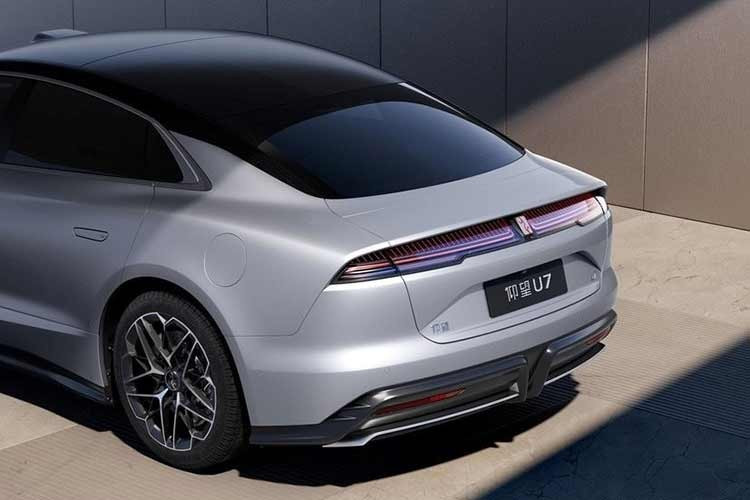 "Trái tim" Yangwang U7 EV 2026 là 4 mô-tơ điện, cung cấp phạm vi hoạt động 860 km hoặc 1.006 km, tùy phiên bản, theo chu trình thử nghiệm CLTC của Trung Quốc. Phiên bản PHEV kết hợp động cơ Boxer 4 xi-lanh, tăng áp, dung tích 2.0L mạnh mẽ với 4 mô-tơ điện. Công suất tối đa của mô-tơ điện phía trước được nâng lên 260 kW (349 mã lực), góp phần tăng tổng công suất hệ thống lên 1.000 kW (1.340 mã lực).