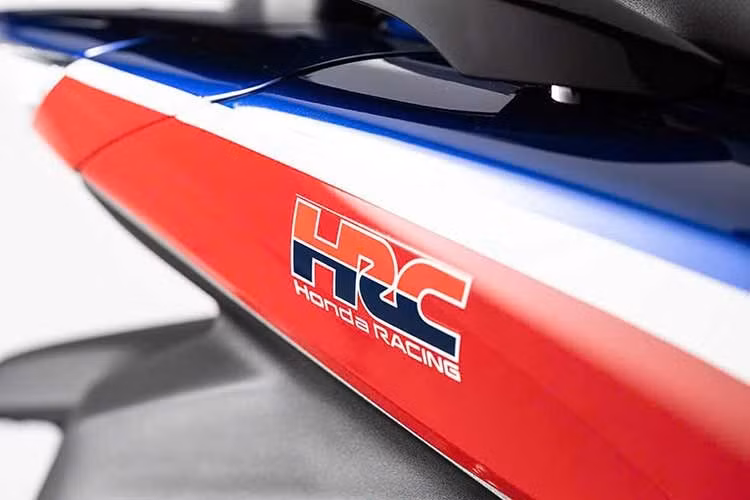 Điểm khác biệt dễ nhận thấy của Honda SH150i Special Edition HRC nằm ở thiết kế ngoại thất. Xe sử dụng bộ tem sơn “Tricolour” gồm ba màu trắng, đỏ và xanh lam, lấy cảm hứng từ đội đua Honda Racing Corporation. Phối màu này từng xuất hiện trên nhiều mẫu xe thể thao của Honda như CBR1000RR-R Fireblade, CBR650R hay Winner R.