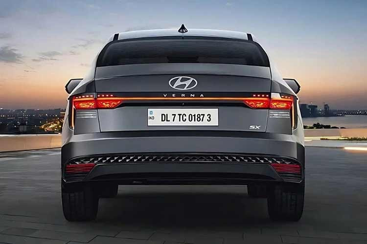 Các điểm nhấn ngoại thất khác gồm bộ mâm hợp kim 16 inch cắt kim cương mới và kiểu dáng tổng thể sắc nét hơn. Hyundai cũng bổ sung 2 màu sơn ngoại thất mới là xanh Classy Blue và xám nhám Titan Grey Matte nhằm mở rộng lựa chọn cho mẫu sedan này.