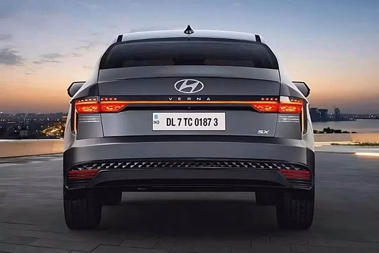 Các điểm nhấn ngoại thất khác gồm bộ mâm hợp kim 16 inch cắt kim cương mới và kiểu dáng tổng thể sắc nét hơn. Hyundai cũng bổ sung 2 màu sơn ngoại thất mới là xanh Classy Blue và xám nhám Titan Grey Matte nhằm mở rộng lựa chọn cho mẫu sedan này.