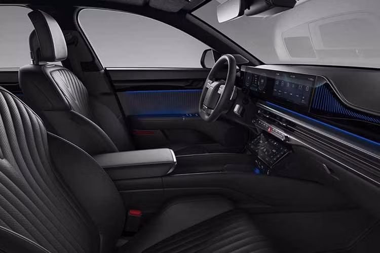 Màn hình mới này sẽ sử dụng hệ điều hành Pleos dựa trên nền tảng Android, dự kiến sẽ dần được triển khai trên nhiều mẫu xe khác của Hyundai trong tương lai. Dù vậy, hãng vẫn giữ lại một số phím bấm vật lý và núm xoay để người dùng có thể thao tác thuận tiện hơn thay vì hoàn toàn phụ thuộc vào điều khiển cảm ứng.