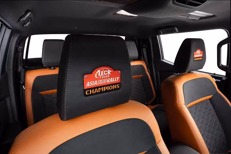 Xe cũng được trang bị hệ thống camera quan sát toàn cảnh nhằm cải thiện tầm nhìn và tăng độ an toàn khi vận hành. Bên trong khoang lái, tựa đầu ghế trước có thêm logo kỷ niệm chiến thắng AXCR.