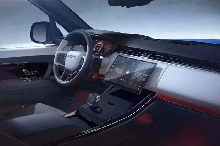 Khoang nội thất của Range Rover Sport SV Ultimate Edition được bọc da Windsor đục lỗ phối 2 màu tương phản cùng cửa sổ trời toàn cảnh tiêu chuẩn. Phiên bản đặc biệt này vẫn giữ toàn bộ các trang bị nổi bật của bản SV như hệ thống âm thanh Meridian 29 loa và ghế “Body and Soul Seats”. Loại ghế này sử dụng bộ truyền rung để người ngồi có thể cảm nhận âm trầm của âm nhạc qua lưng ghế.