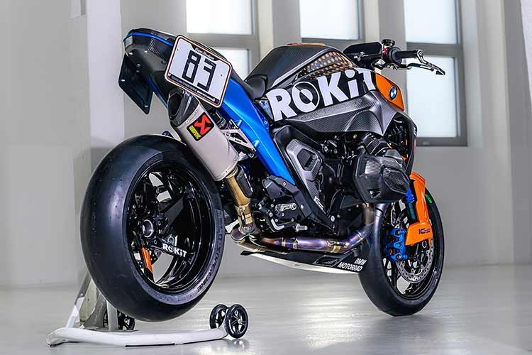 Hệ thống treo cũng được điều chỉnh với phuộc trước dài hơn để cải thiện góc nghiêng khi vào cua và tối ưu khả năng xử lý trên đường đua. Những nâng cấp này giúp chiếc roadster boxer của BMW mang phong cách streetfighter mạnh mẽ và sẵn sàng cạnh tranh tại các giải đua Super Hooligan.