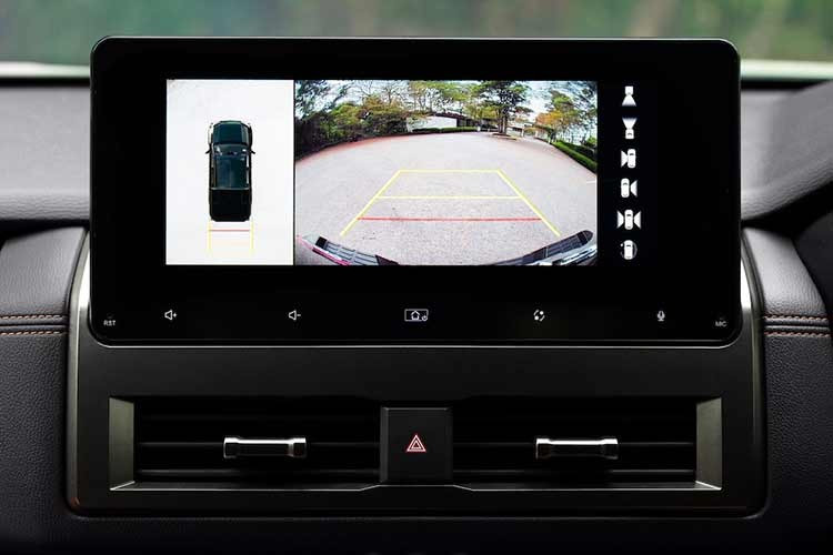 Ngoài ra, phiên bản đặc biệt này còn được nâng cấp màn hình giải trí 9 inch thay cho màn hình 7 inch trên bản tiêu chuẩn, mang lại khả năng kết nối và trải nghiệm tiện nghi tốt hơn.