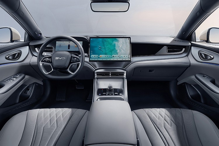 Cả hai mẫu xe BYD Seal 07 DM-i và Seal 07 EV đều giữ nguyên phong cách ngoại thất “Ocean Aesthetics” của BYD và các tính năng hỗ trợ người lái tiên tiến. Mặt trước nổi bật với lưới tản nhiệt kín, đèn pha hẹp và hốc gió ba tầng.