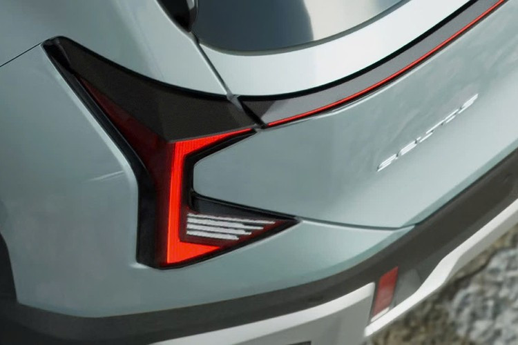 Trong khi đó, đuôi xe của Seltos 2027 thu hút với cụm đèn hậu dựng đứng nối liền bằng dải LED thanh mảnh, tạo nên một tổng thể hài hòa và đậm chất công nghệ.