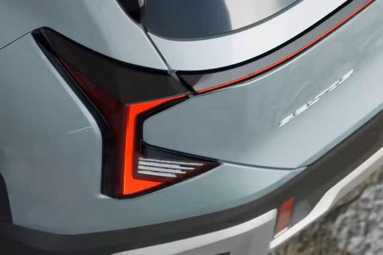 Trong khi đó, đuôi xe của Seltos 2027 thu hút với cụm đèn hậu dựng đứng nối liền bằng dải LED thanh mảnh, tạo nên một tổng thể hài hòa và đậm chất công nghệ.