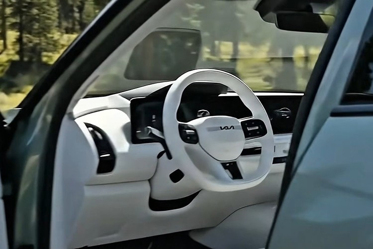 Dù là mẫu SUV cỡ nhỏ, Seltos vẫn giữ vai trò quan trọng trong danh mục toàn cầu của Kia, với ba biến thể được phát triển riêng biệt cho từng thị trường. Thế hệ mới, mang tên mã SP3, sẽ đánh dấu cột mốc phát triển thứ hai của dòng xe này kể từ khi ra mắt lần đầu vào năm 2019.