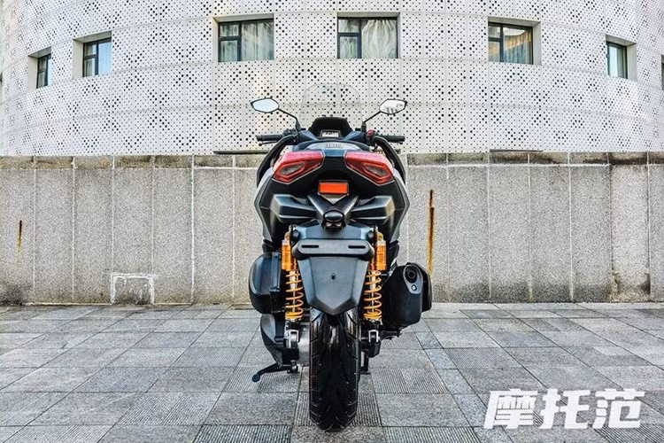 Mẫu xe tay ga RKM XMAX300 sử dụng hộp số CVT, với mức tiêu thụ nhiên liệu khoảng 3,1 lít/100 km và bình xăng lớn 13,6 lít, cho phép di chuyển quãng đường lên đến 300 km.