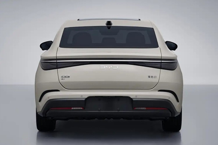 Nối tiếp bản hybrid, BYD Seal điện thuần cũng sẽ chuẩn bị được cập nhật, cũng với tên mới là Seal 07. Hồ sơ đăng kiểm của xe tại Trung Quốc đã nêu chi tiết kích thước và các tính năng kỹ thuật trước ngày ra mắt.