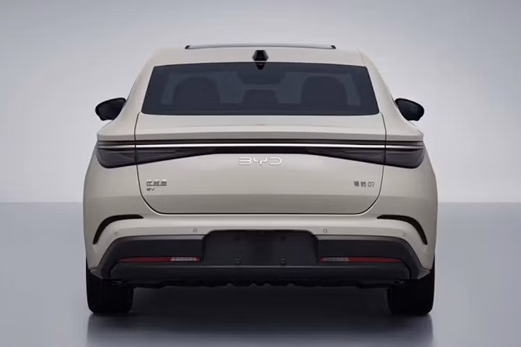 Nối tiếp bản hybrid, BYD Seal điện thuần cũng sẽ chuẩn bị được cập nhật, cũng với tên mới là Seal 07. Hồ sơ đăng kiểm của xe tại Trung Quốc đã nêu chi tiết kích thước và các tính năng kỹ thuật trước ngày ra mắt.