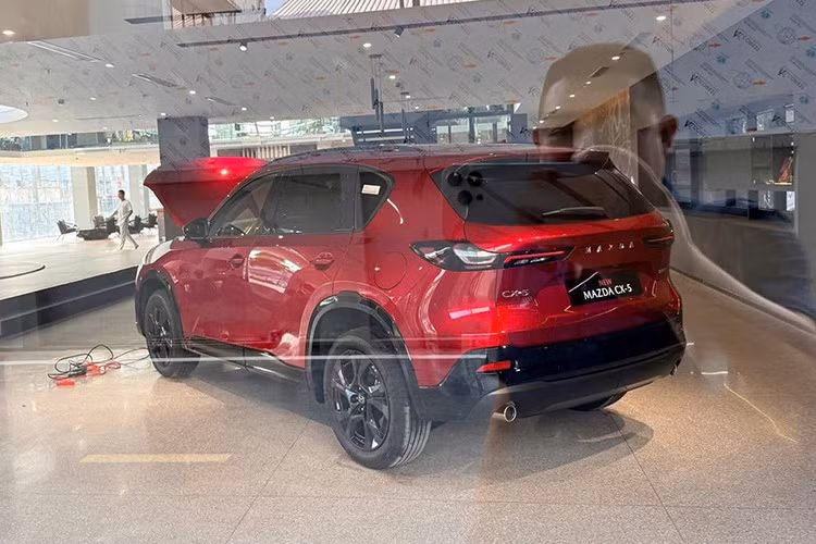 Hiện Mazda Việt Nam chưa công bố bất kỳ thông tin chính thức liên quan đến việc giới thiệu bộ ba SUV. Tuy nhiên, thời điểm showroom thế hệ mới của hãng dự kiến khai trương là ngày 11/12 khiến nhiều người cho rằng đây sẽ là dịp Mazda công bố các mẫu SUV mới.