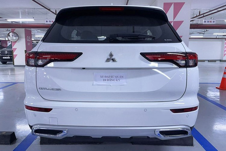 Hiện Mitsubishi đã dừng phân phối Outlander tại Việt Nam và thay thế bằng mẫu Destinator. Đây là sản phẩm hoàn toàn mới, được phát triển trên nền tảng hiện đại hơn, cho không gian nội thất rộng rãi và tích hợp loạt công nghệ an toàn tiên tiến.