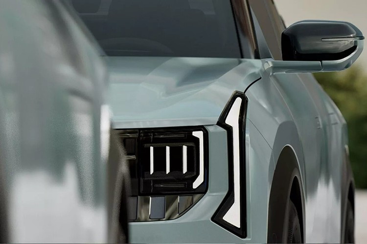 Đèn định vị ban ngày của Kia Seltos thế hệ mới được bố trí thẳng đứng, tăng thêm cảm giác cứng cáp và cá tính. Tay nắm cửa dạng phẳng xuất hiện trên thân xe, mang lại nét hiện đại thường thấy trên các mẫu SUV cao cấp.